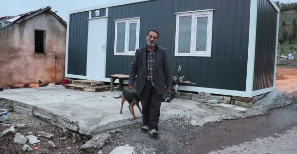 Yaşadığı konteyner yanan vatandaş yeni yuvasına kavuştu