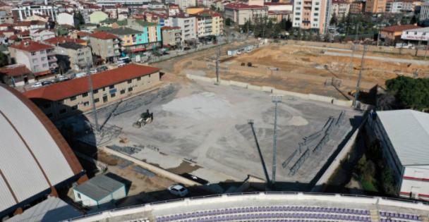 Yeni Futbol Sahasının Aydınlatma Direkleri Dikildi