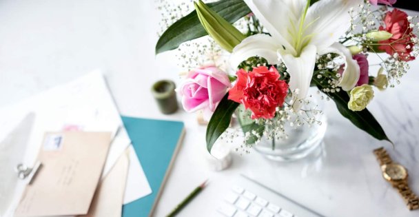 Yeni İş Tebriği İçin Masaüstü Dekoratif Aranjmanlar