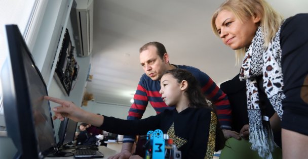 Yeni nesil gençler robotik kodlama öğreniyor