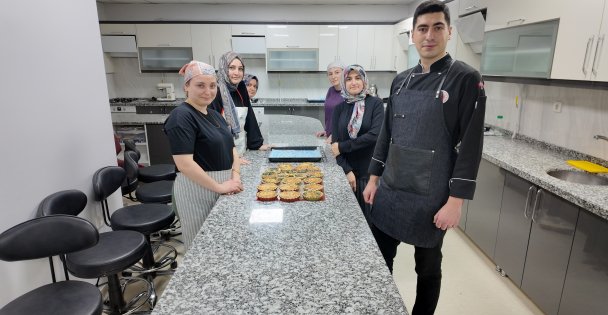 Yeni pasta şefleri eğitimlerine başladı