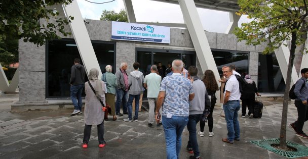 Yeni Seyahat Kartları Ofisinde İlk Gün Yoğunluğu