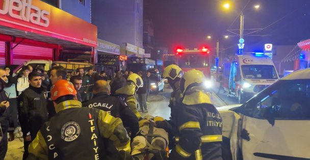 Yeni Yılın İlk Dakikalarında Feci Kaza: Aracın Altında Kalan Motosikletliyi Vatandaşlar Kurtardı