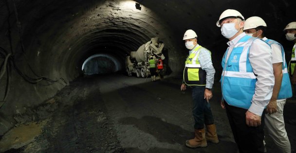 Yerin 52 metre altına indi, tünellerdeki çalışmaları inceledi