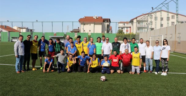 Yeşil sahaların en özel maçında   kazanan dostluk oldu