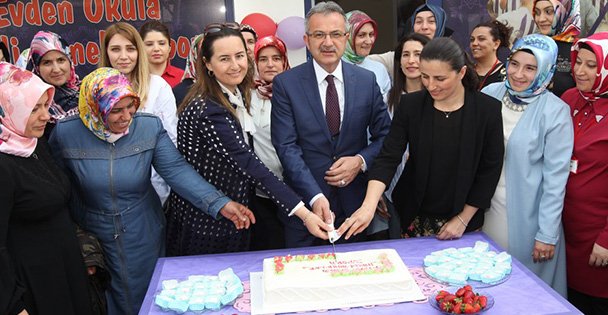 Yıldönümü  pastasını Köşker'le birlikte kestiler