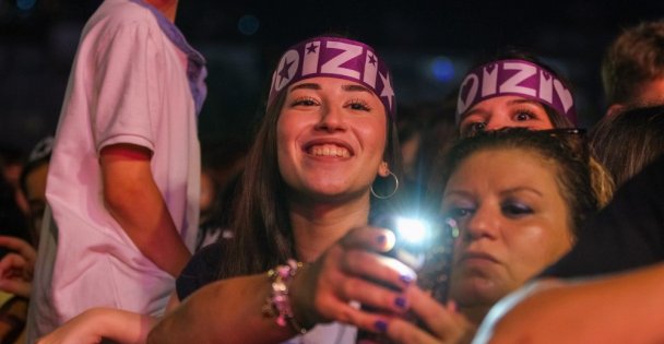 Yılın her günü yaşayan Milli İrade Meydanı'nda tarihi kalabalık; Zafer coşkusu meydanın dört bir yanını sardı
