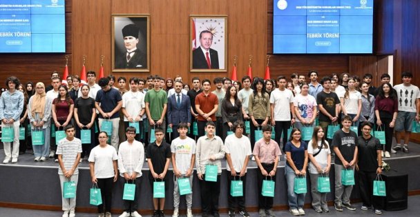 YKS ve LGS'de Dereceye Giren Öğrenciler, Ödüllerini Vali İlhami Aktaş'tan Aldılar