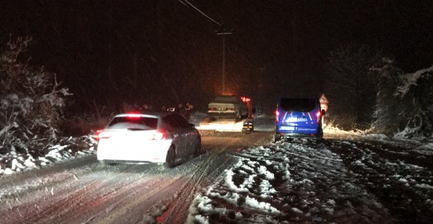 Yoğun kar yağışından ötürü onlarca araç, yüzlerce kişi mahsur kaldı