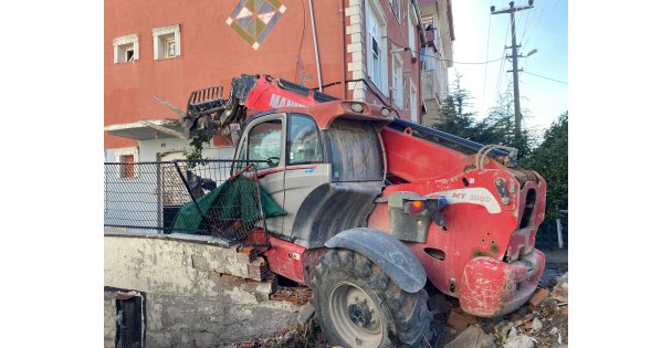 Yokuşta aşağı inerken kontrolden çıkan iş makinesi dehşet saçtı: 2'si çocuk 4 yaralı