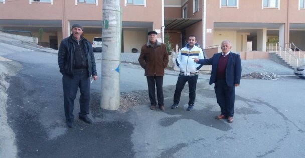 Yol ortasında elektrik direği!
