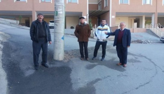 Yol ortasında elektrik direği!