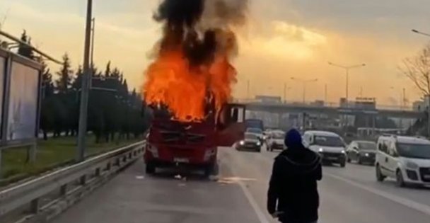 Yol Üzerinde Olan Kamyon Alev Alev Yandı