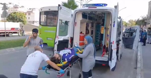 Yola çıkan yayaya çarpmamak isterken park halindeki araca girdi