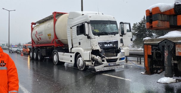 Yola dökülen yağ kazaya sebep oldu, tanker kamyona çarptı: 1 yaralı