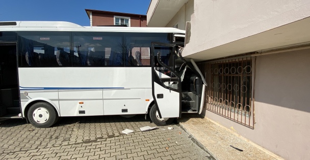 Yolcu dolu tur otobüsü ile hafif ticari araç çarpıştı: 7 yaralı
