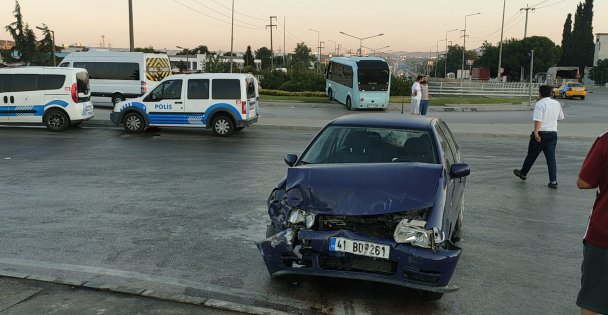 Yolcu Minibüsü İle Otomobil Çarpıştı: 4 Yaralı
