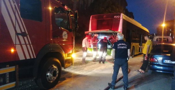 (VİDEOLU)Yolcu Otobüsünün Motor Kısmından Yükselen Duman Korkuttu