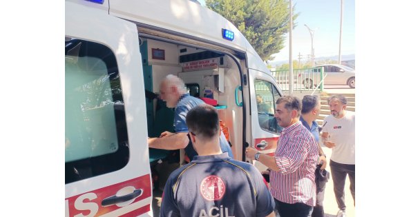 Yolcuyu demir sopa aile kovaladığı iddia edilen otobüs şoförü, polis gelince bıçağını boynuna dayadı