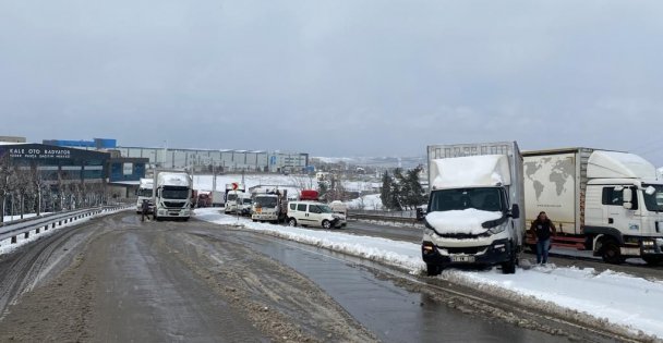 Yolda Kalan Tır Trafiği Felç Etti