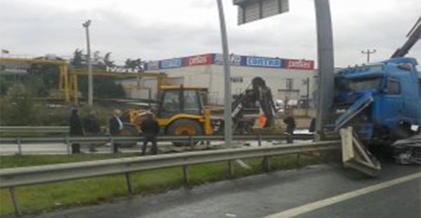 Yolu şaşırınca, tabelaya çarptı!