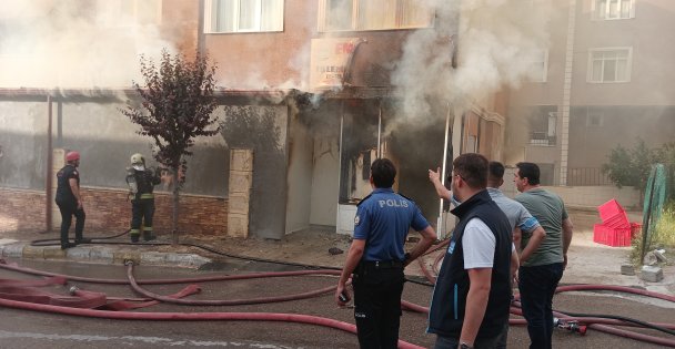 Yumurta dükkanını saran alevlere iş makinesiyle müdahale