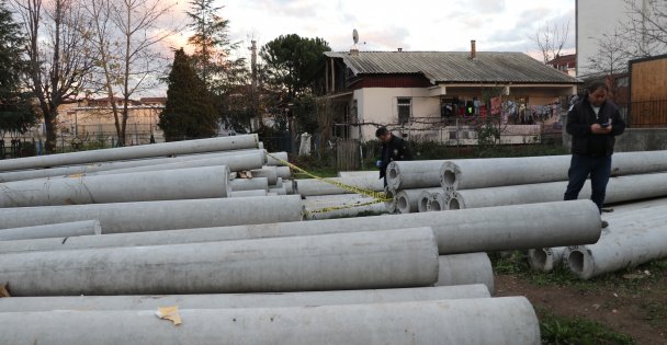 Yuvarlanan beton direklerin arasında sıkışan çocuk öldü