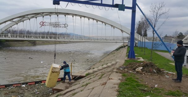 Yüzen Buzdolabı Görenleri Şok Etti