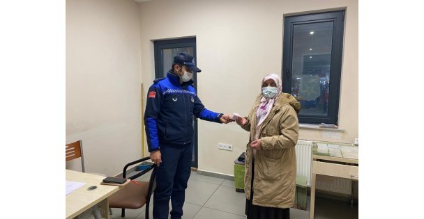 Zabıtanın Pazarda Bulduğu Para Sahibine Teslim Edildi