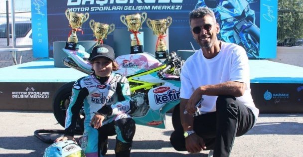 Zayn Sofuoğlu'na kupasını babası verdi