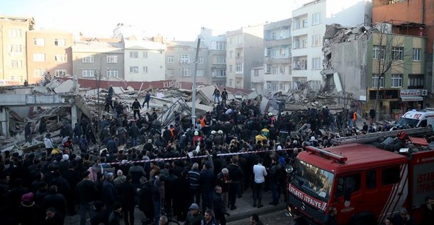 Zeytinburnu'nda bina çöktü!