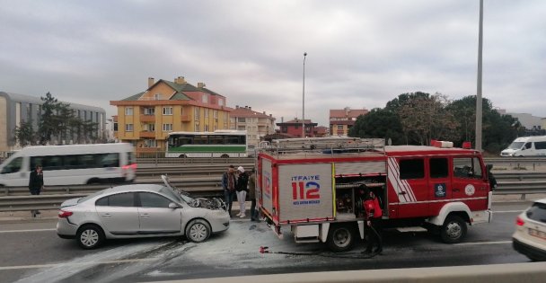 Zincirleme kazada bir araçta yangın çıktı, sürücü yaralandı